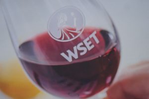 Wset, i primi 50 di educazione al vino dell’istituto britannico, tra formazione e futuro