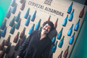 Quando la bottiglia diventa una “tela”: ecco la Cervezas Alhambra firmata dall’artista Alan Sastre Quando la bottiglia diventa una “tela”: ecco la Cervezas Alhambra firmata dall’artista Alan Sastre