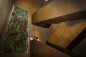 Il mecenatismo di Antinori, nella cantina del Bargino, arriva l’opera del californiano Sam Falls Il mecenatismo di Antinori, nella cantina del Bargino, arriva l’opera del californiano Sam Falls
