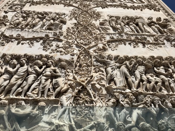 La vite ed il vino che adornano la facciata del Duomo