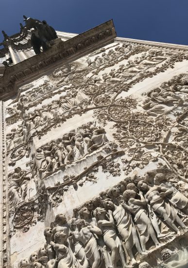 La vite ed il vino che adornano la facciata del Duomo