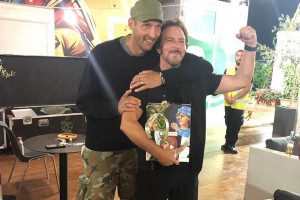 A Collisioni, tra vino e musica, Eddie Vedder, leader dei Pearl Jam, celebra il primo brindisi A Collisioni, tra vino e musica, Eddie Vedder, leader dei Pearl Jam, celebra il primo brindisi