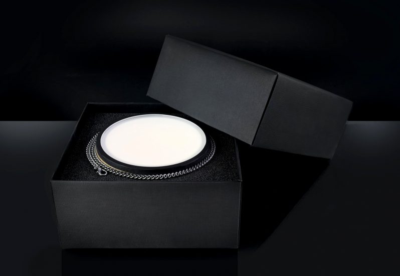 Michele Chiarlo lancia SommOled, lampada tascabile che permette un perfetto esame visivo del vino 