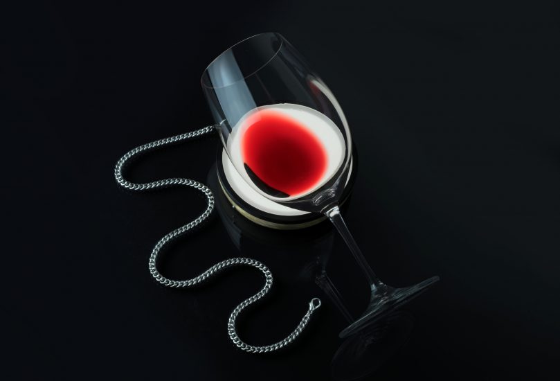 Michele Chiarlo lancia SommOled, lampada tascabile che permette un perfetto esame visivo del vino 