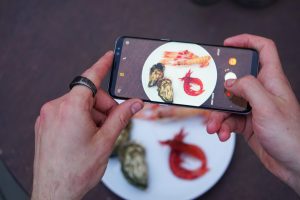 Due italiani su tre fotografano il cibo prima di mangiarlo, è food photography mania