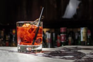 Dopo più di un secolo di vita, il Negroni è il cocktail più venduto nei bar del mondo