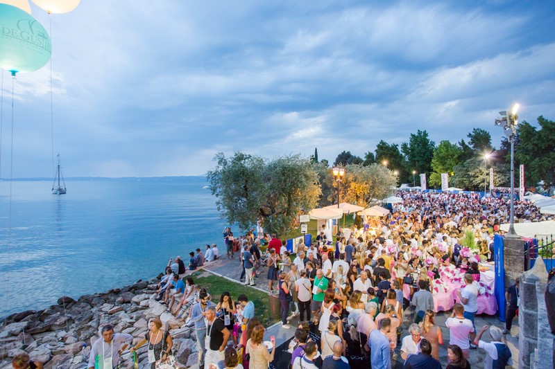 In agenda la cena in vigna a Casa Setaro, l’Aperitivo Sotto le Stelle sul Lago di Garda e la Notte degli Aromi da Tramin