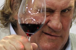 Gérard Depardieu ha ceduto “La Fontaine Gaillon” di Parigi. Domani all’asta arredi e vini