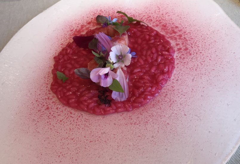 Il risotto di Enrico Crippa, tre stelle Michelin del Piazza Duomo, tra i maggiori esperti di fiori eduli 