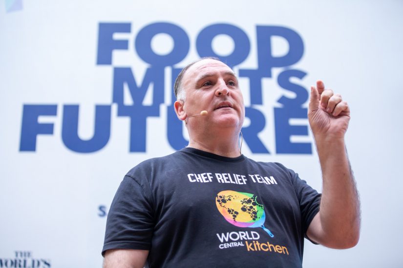 Lo chef e imprenditore José Andrés sul palco del Food Meets Future