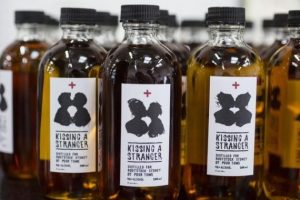 Chi distilla il vino delle sputacchiere e chi celebra, con un&rsquo;etichetta, l&rsquo;et&agrave; dell&rsquo;oro del porno