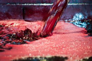 Electric fields pulsed to extract polyphenols during maceration of grapes