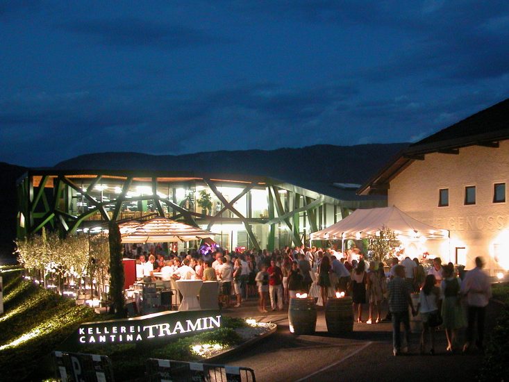 In agenda la cena in vigna a Casa Setaro, l’Aperitivo Sotto le Stelle sul Lago di Garda e la Notte degli Aromi da Tramin