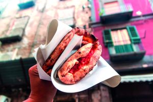 L&rsquo;amore degli italiani per lo street food: 7 su 10 lo adorano, la pizzetta &egrave; la regina indiscussa