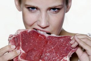 Il climate change si combatte a tavola: crescono i vegetariani, ma si mangia troppa carne