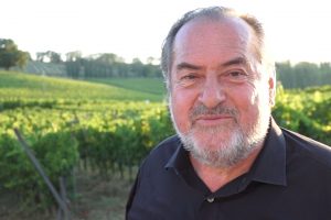 Con Michel Rolland, tra i vigneti di Sagrantino di Caprai, parlando di clima e vitigni autoctoni
