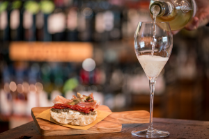 The glass of the Italians is red, but bubbles and white wines increase too: according to Signorvino