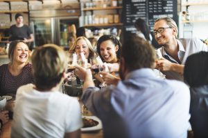 Educazione a tavola, paesi diversi regole diverse: da TheFork, consigli per impeccabili viaggiatori Educazione a tavola, paesi diversi regole diverse: da TheFork, consigli per impeccabili viaggiatori