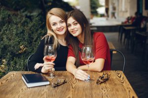 Il futuro dei consumi enoici è nelle mani dei “Centennials”, la prima generazione digitale Il futuro dei consumi enoici è nelle mani dei “Centennials”, la prima generazione digitale