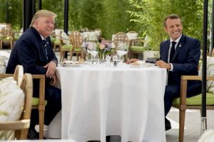 Trump torna a minacciare Macron al vertice di Biarritz: via la Digital Tax o dazi sul vino