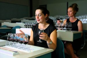 Wset, 50 anni e una degustazione da record: a Londra in 350 per 4 vini e 4 piatti Wset, 50 anni e una degustazione da record: a Londra in 350 per 4 vini e 4 piatti