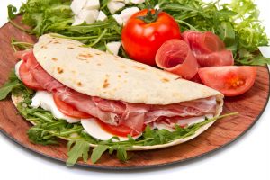 Boom di piadine e arancini, lo street-food piace agli italiani: il 69% lo sceglie in questa estate