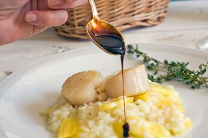 Aceto Balsamico, l&rsquo;&ldquo;oro nero&rdquo; di Modena vale 1 miliardo di euro. E le acetaie aprono le porte