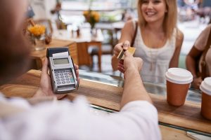 Azzerare le commissioni sui micropagamenti semplificherebbe la vita a migliaia tra bar e ristoranti Azzerare le commissioni sui micropagamenti semplificherebbe la vita a migliaia tra bar e ristoranti