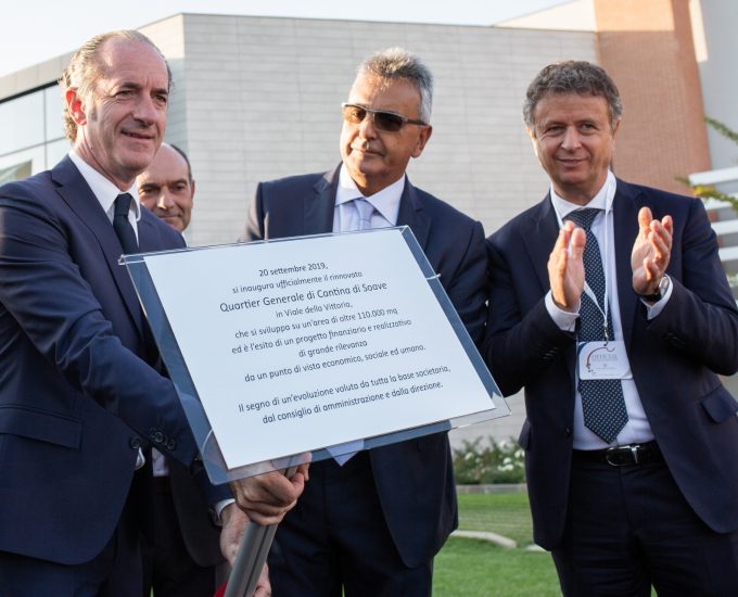 Il governatore del Veneto Luca Zaia, il presidente di Cantina di Soave Bruno Trentini e quello delle Cooperative, Giorgio Mercuri