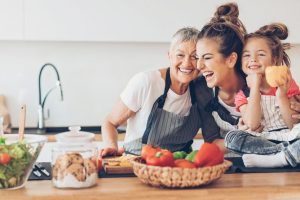 I nonni in cucina, fedeli alla tradizione ma con un occhio verso il naturale: l&rsquo;indagine Lagostina