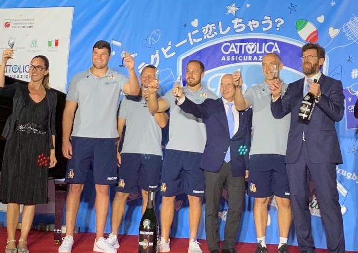 L’ambsciaore italiano in Giappone Giorgio Starace e l’ItalRugby brindano con il Prosecco Doc