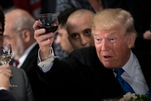 Il vino paga lo scotto delle guerre commerciali: il conto è di 340 milioni di dollari l’anno Il vino paga lo scotto delle guerre commerciali: il conto è di 340 milioni di dollari l’anno