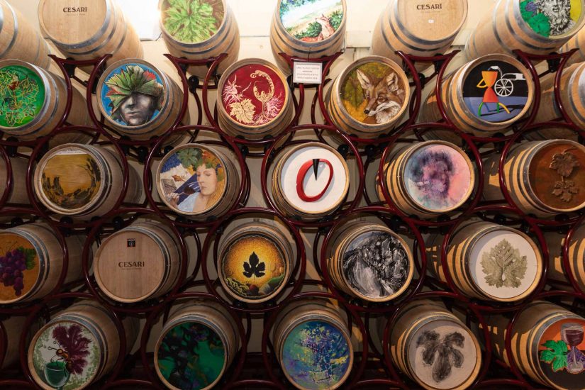 Nella cantina di Cavaion Veronesi di Umberto Cesari, l’arte incontra il vino direttamente sulle barriques