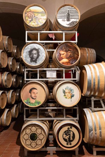 Nella cantina di Cavaion Veronesi di Umberto Cesari, l’arte incontra il vino direttamente sulle barriques