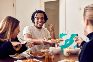 Si abbassano le temperature, cambia la tavola: corsa a pasta al pomodoro, pizza e frutta colorata