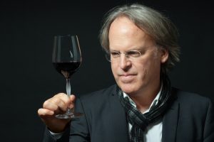 James Suckling: “la degustazione online può sostituire quelle fisica. Che, però, non sparirà”