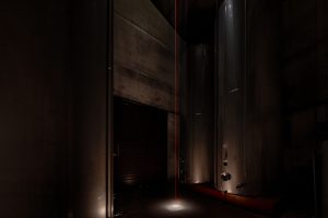 Un filo rosso che lega cielo e terra: è “Red Nerve”, scultura site-specific n. 16 a Castello di Ama