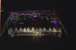 Una “finestra” errante sulla “Penultima Cena”, spalancata sui vigneti di Langa