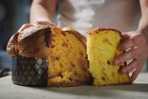 Tradizionale, stellato, griffato o “sospeso”, a Natale il panettone è una certezza. Anche quest’anno