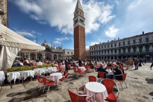 Venezia, la ripartenza dopo l’acqua alta alta passa anche dai locali simbolo, come il Caffè Quadri Venezia, la ripartenza dopo l’acqua alta alta passa anche dai locali simbolo, come il Caffè Quadri