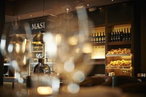 “Private label” wine shops: between wine bars, stores and restaurants, more and more wineries invest in them “Private label” wine shops: between wine bars, stores and restaurants, more and more wineries invest in them