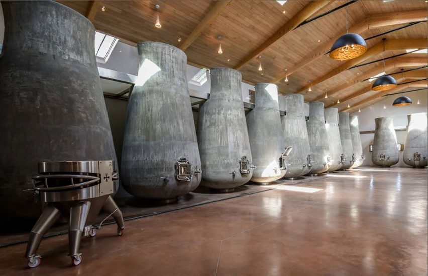 Alcune dettagli delle cantine disegnate da Olivier Chadebost