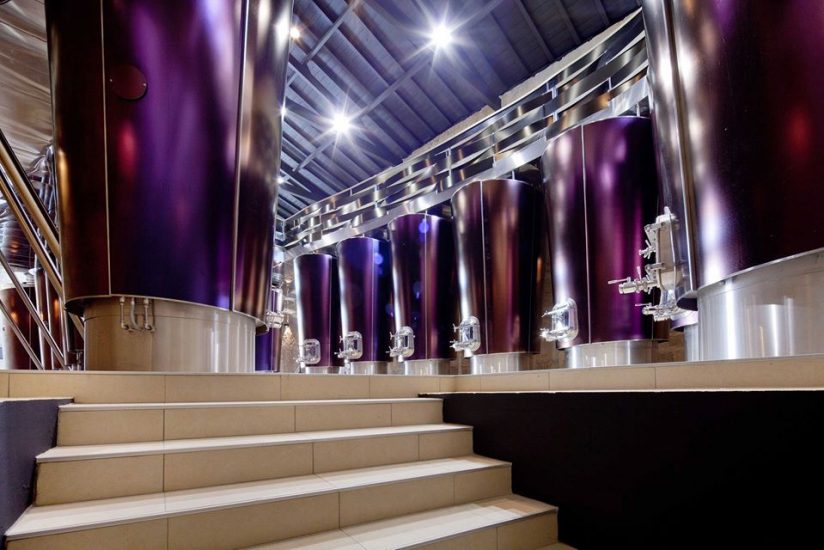 Alcune dettagli delle cantine disegnate da Olivier Chadebost