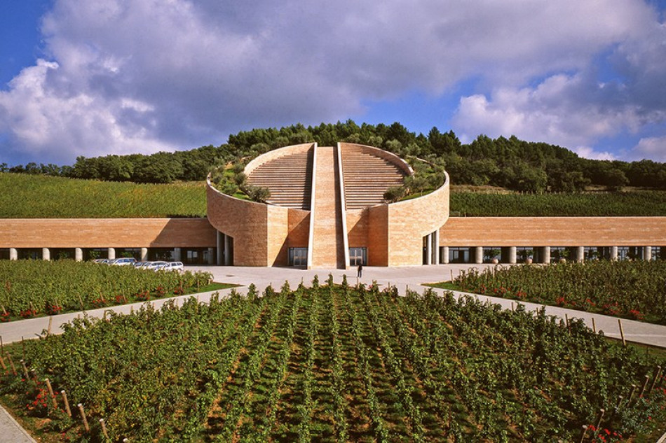 La cantina Petra del Gruppo Terra Moretti a Suvereto sulla Costa Toscana 