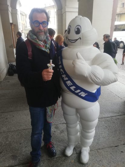 Il direttore di WineNews Alessandro Regoli con Bibenda, “l’omino Michelin“