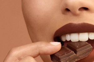 Dalla tavola al letto: ecco i cibi che aiutano sotto le lenzuola, dal cioccolato alle fragole