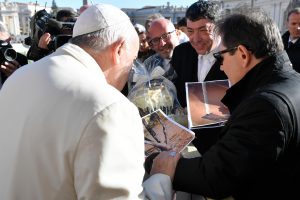 Il Maestro Pasticciere Nicola Fiasconaro, in visita al Papa, gli dona la manna madonita Il Maestro Pasticciere Nicola Fiasconaro, in visita al Papa, gli dona la manna madonita