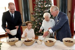 Il Natale a tavola, anche a Buckingham Palace: la Regina prepara il pudding con gli eredi al trono