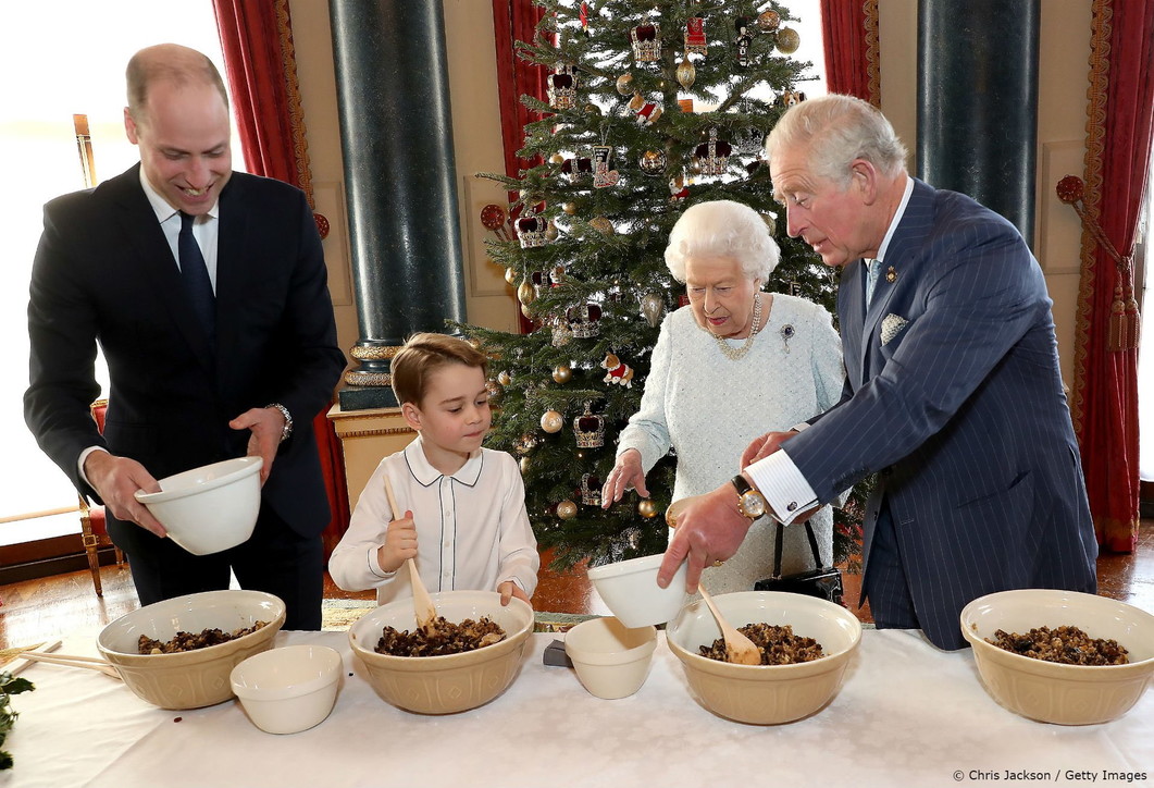 Il Natale a tavola, anche a Buckingham Palace: la Regina prepara il pudding  con gli eredi al trono - WineNews