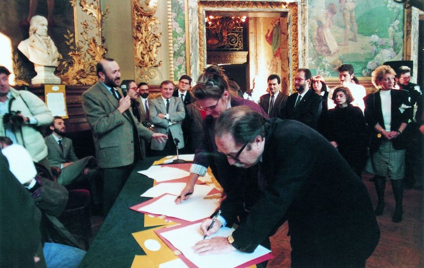La firma del Manifesto di Slow Food a Parigi (1989). Credit Marcello Marengo